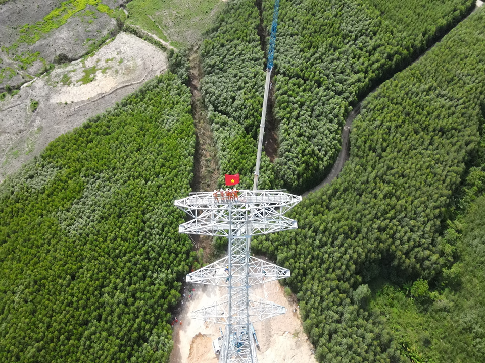 Xúc động hình ảnh cờ Tổ quốc tung bay trên đỉnh cột điện 500kV mạch 3