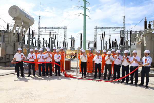 Tổng công ty Điện lực miền Bắc gắn biển công trình Trạm biến áp 110kV Yên Lạc